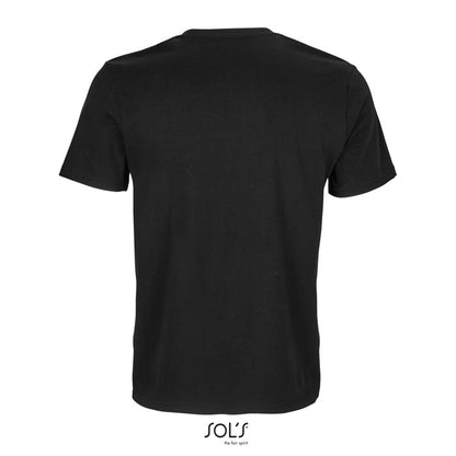 Parte trasera de camiseta negra básica, sin modelo, fondo blanco