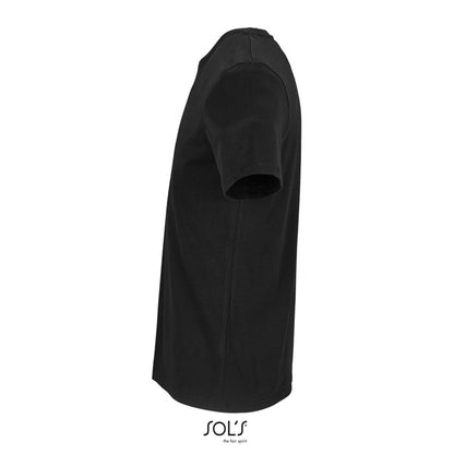 Vista lateral de camiseta negra básica, sin modelo ni maniquí
