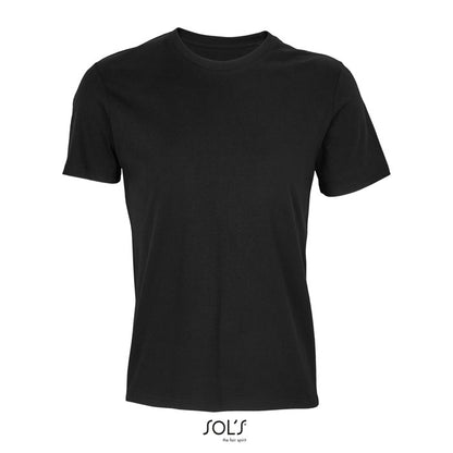 Vista frontal de camiseta negra lisa, colocada sobre fondo blanco