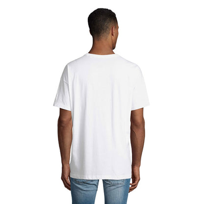 Vista posterior de camiseta blanca básica sobre fondo blanco.