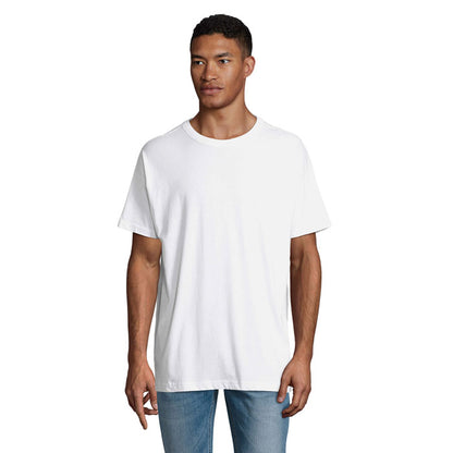 Espalda de camiseta blanca para hombre, corte recto y sencillo.