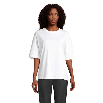 Camiseta blanca de mujer estilo holgado, escote redondo, frente.