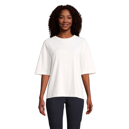 Prenda blanca lisa para mujer, estilo suelto, vista de frente.