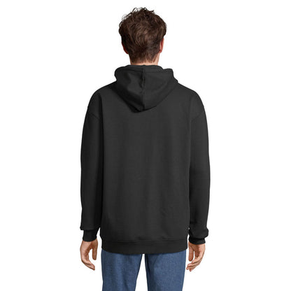 Imagen trasera de sudadera negra con capucha en modelo masculino.