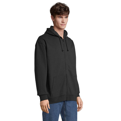 Imagen lateral de sudadera negra con bolsillos y capucha.