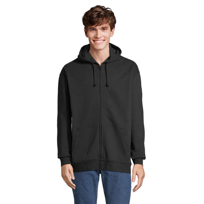 Imagen de frente de sudadera con capucha negra sobre modelo hombre.
