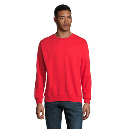 Imagen trasera completa de sudadera marrón sobre jeans azules.
