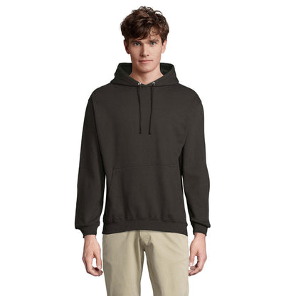 Sudadera marrón oscuro con capucha vista de frente, combinada con pantalón claro.