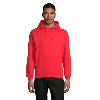 Hombre de espaldas con sudadera marrón oscuro de estilo urbano.