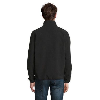 Hombre posando de espaldas con chaqueta polar negar con cremallara completa