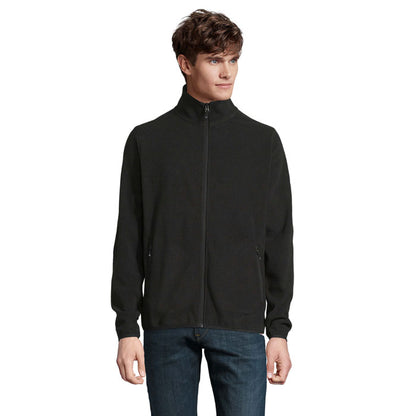 Hombre posando de frente  con chaqueta polar negra con cremallara completa