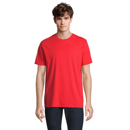 Vista trasera de camiseta burdeos unisex, fondo blanco y diseño limpio