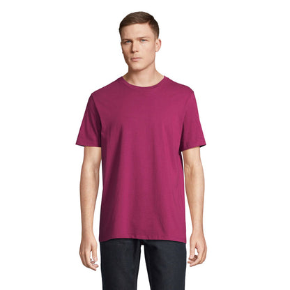 Camiseta de manga corta en azul celeste, modelo de pie, fondo blanco