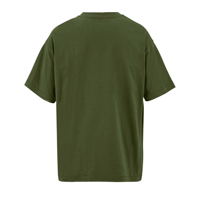 Vista posterior de camiseta oversize en color verde olivo, hecha de 50% algodón reciclado, con corte cómodo y amplio.