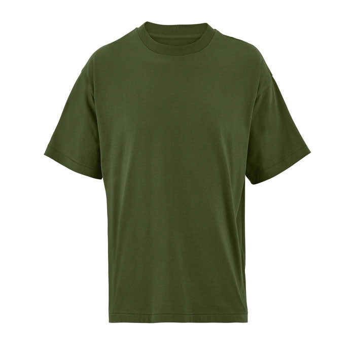Camiseta de corte oversize en color verde oliva, fabricada con 50% algodón reciclado, cuello redondo y manga corta.
