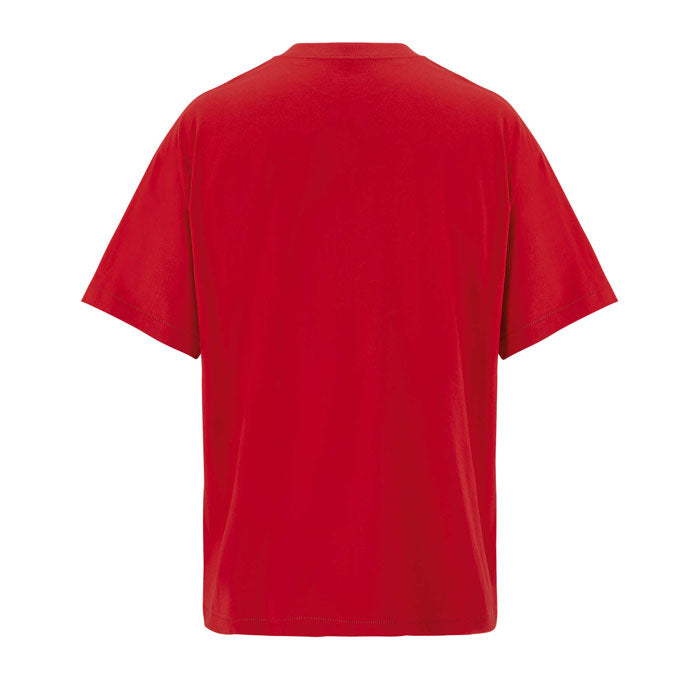 Vista trasera de camiseta oversize roja, confeccionada en 50% algodón reciclado, con corte cómodo y cuello redondo.