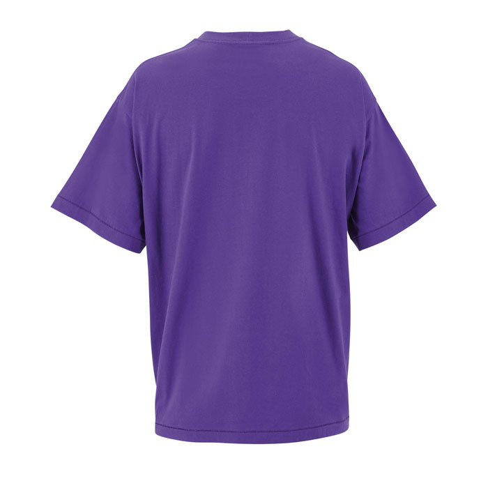 Vista trasera de camiseta oversize en color púrpura, confeccionada en algodón reciclado, con corte relajado.