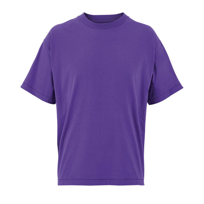 Camiseta oversize en color morado, de algodón reciclado, con corte amplio y cuello redondo.
