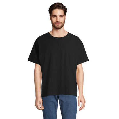 Modelo con camiseta oversize blanca vista tres cuartos derecha