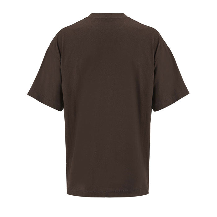 Vista posterior de camiseta oversize marrón, confeccionada con algodón reciclado, de corte amplio y cómodo.