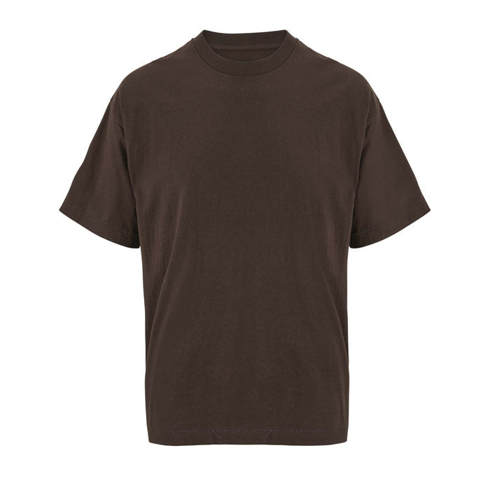 Camiseta oversize en color marrón, confeccionada en algodón reciclado, con cuello redondo y corte amplio.