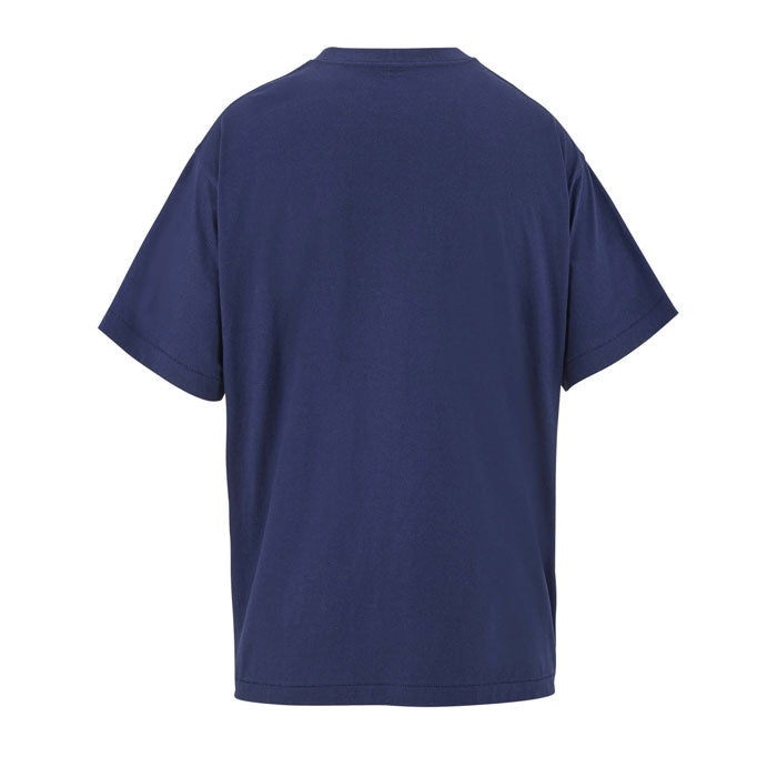 Vista trasera de camiseta oversize en color azul marino, confeccionada en algodón reciclado.