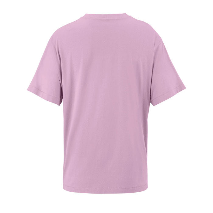 Vista trasera de camiseta oversize de color lila, fabricada con algodón reciclado, con corte holgado y mango caído.