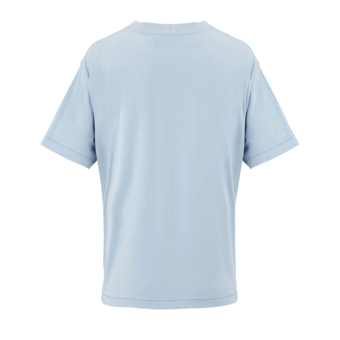 Vista posterior de camiseta oversize en color azul claro, con corte tubular y hombros caídos.