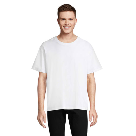 Modelo masculino luciendo una camiseta blanca oversize con cuello redondo y corte cómodo.