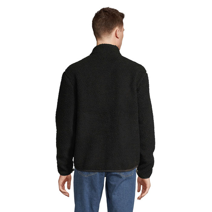 Vista trasera de chaqueta sherpa negra con corte recto