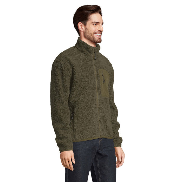Vista lateral de hombre con chaqueta sherpa verde oliva