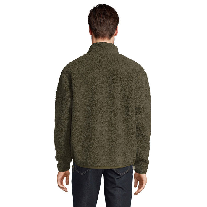 Vista trasera de chaqueta sherpa verde oliva con cuello alto