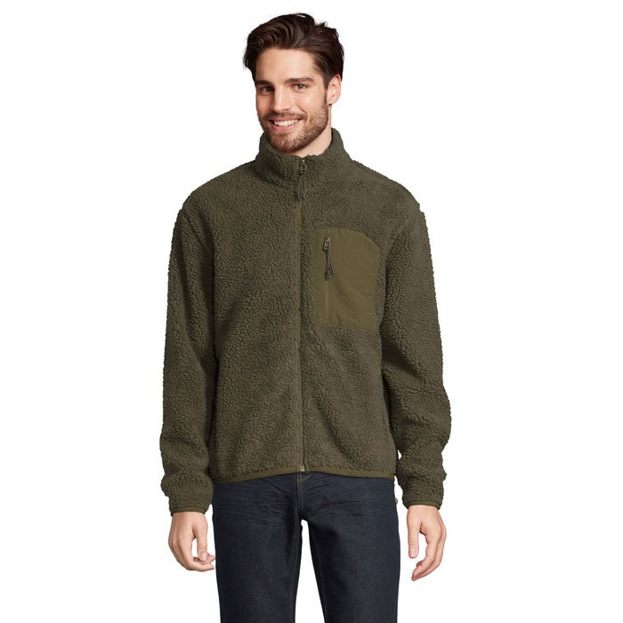 Chaqueta sherpa verde oliva con cuello alto y bolsillos con cremallera