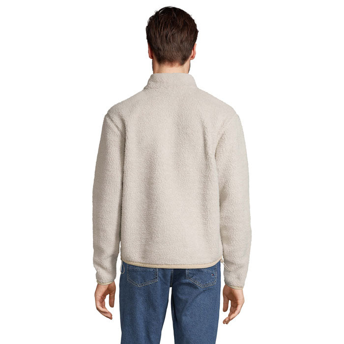Vista trasera de chaqueta sherpa beige con cuello alto