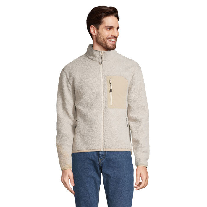 Chaqueta sherpa beige con cuello alto y detalles en contraste