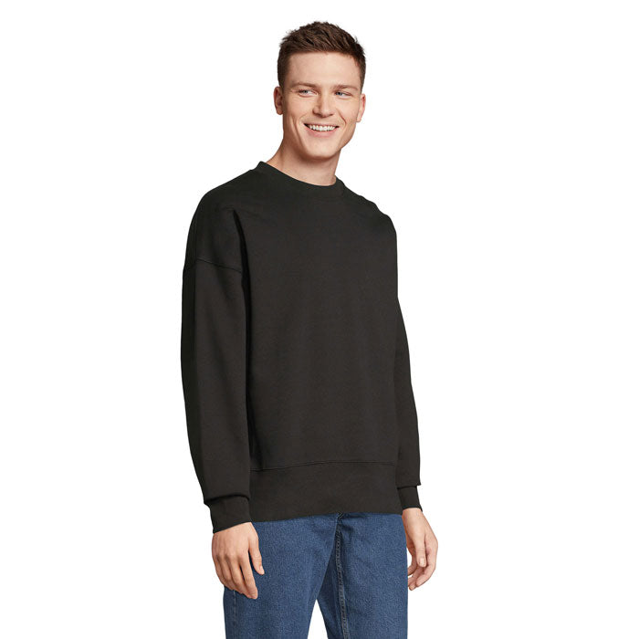 Vista frontal de hombre con sudadera negra de hombros caídos