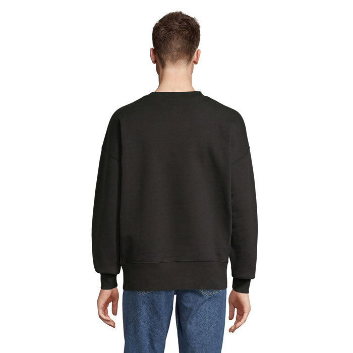 Vista trasera de hombre con sudadera negra de corte amplio