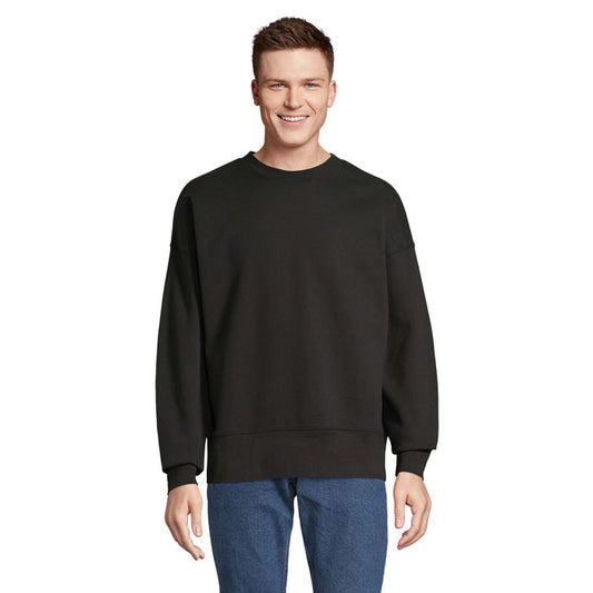 Modelo con sudadera negra oversize de cuello redondo y mangas largas