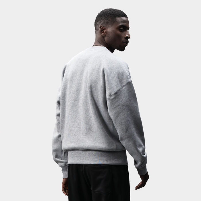 Vista de tres cuartos trasera de modelo con sudadera gris claro