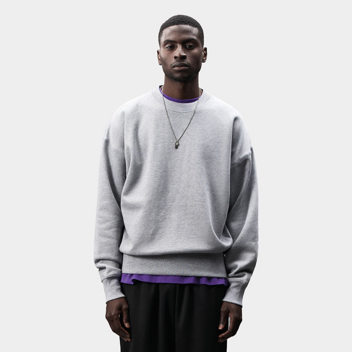 Vista trasera de modelo con sudadera gris claro y bajo acanalado