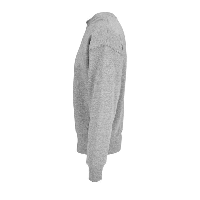 Vista lateral de sudadera gris claro con puños y bajo acanalados