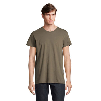 Camiseta verde oliva unisex de manga corta, vista frontal con modelo