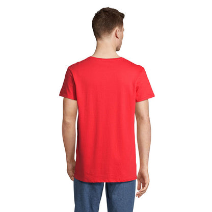 Vista trasera de camiseta roja unisex, modelo masculino