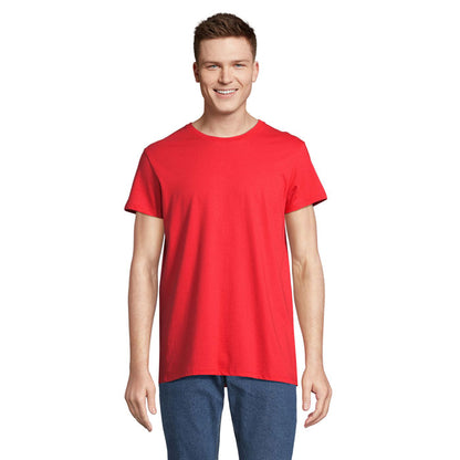 Camiseta roja unisex de manga corta, vista frontal con modelo masculino