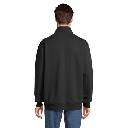 Espalda de prenda negra para hombre con corte recto.