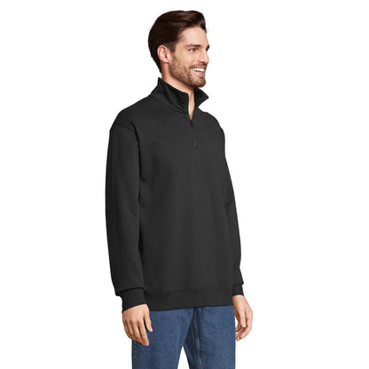 Imagen lateral de sudadera negra con cuello alto y ajuste cómodo.