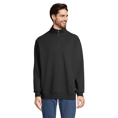 Modelo masculino con sudadera negra de manga larga y cuello alto.