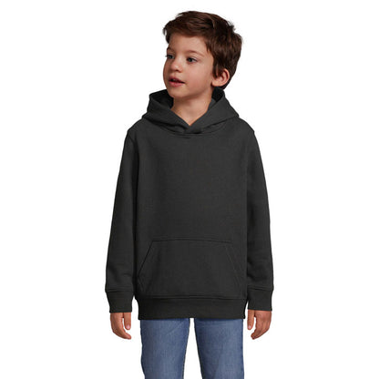 Niño posando con sudadera negra con capucha y puños elásticos.