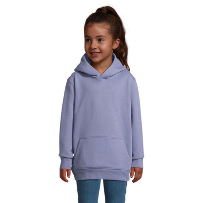 Niña con sudadera lila con capucha y bolsillo delantero.