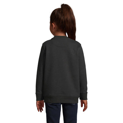 Niña de espaldas luciendo sudadera negra básica de manga larga.
